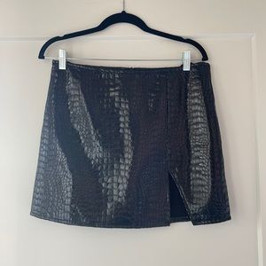 BLACK TEXTURED MINI SKIRT